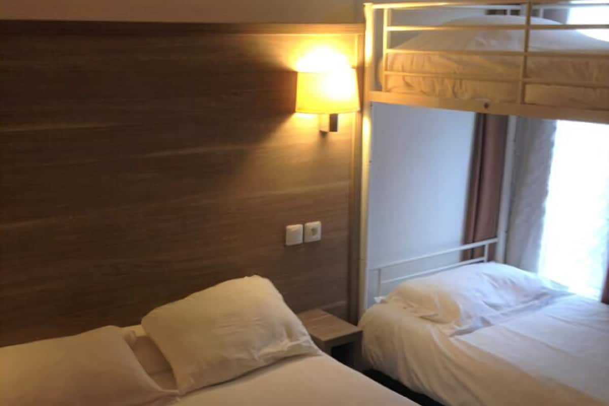 Een kluis op de kamer, een bureau, geluiddichte muren, gratis wifi