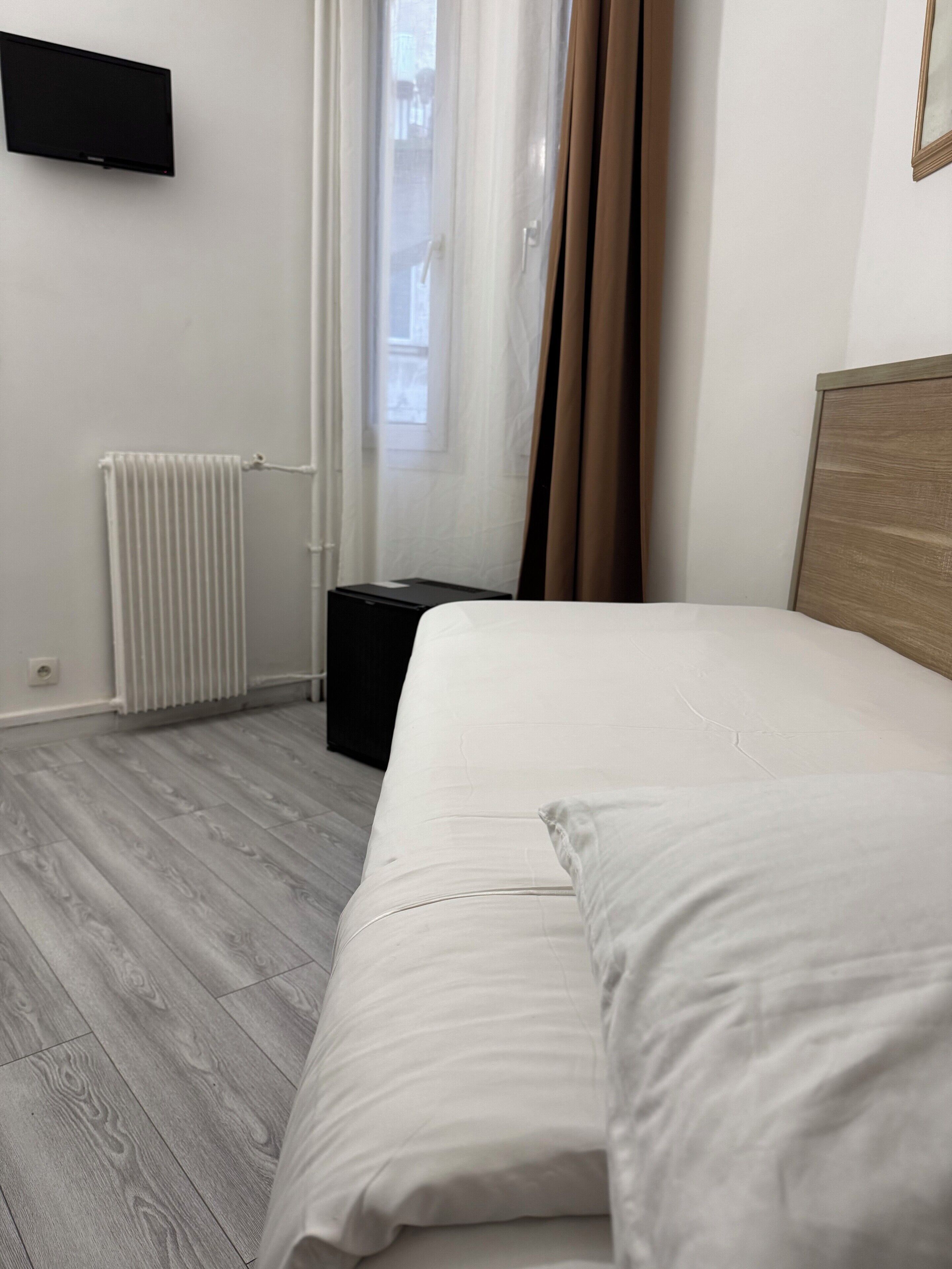 خزنة داخل الغرفة ومكتب وتجهيزات عازلة للصوت وواي فاي مجانًا