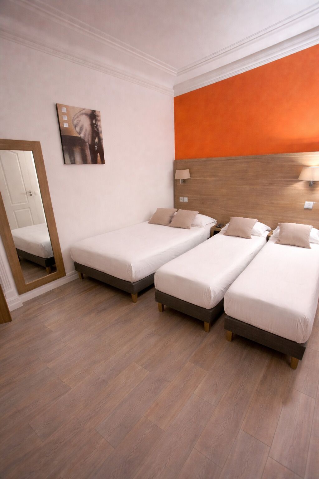 Tremannsrom – familie | Safe på rommet, skrivebord, lydisolert og wi-fi (inkludert)