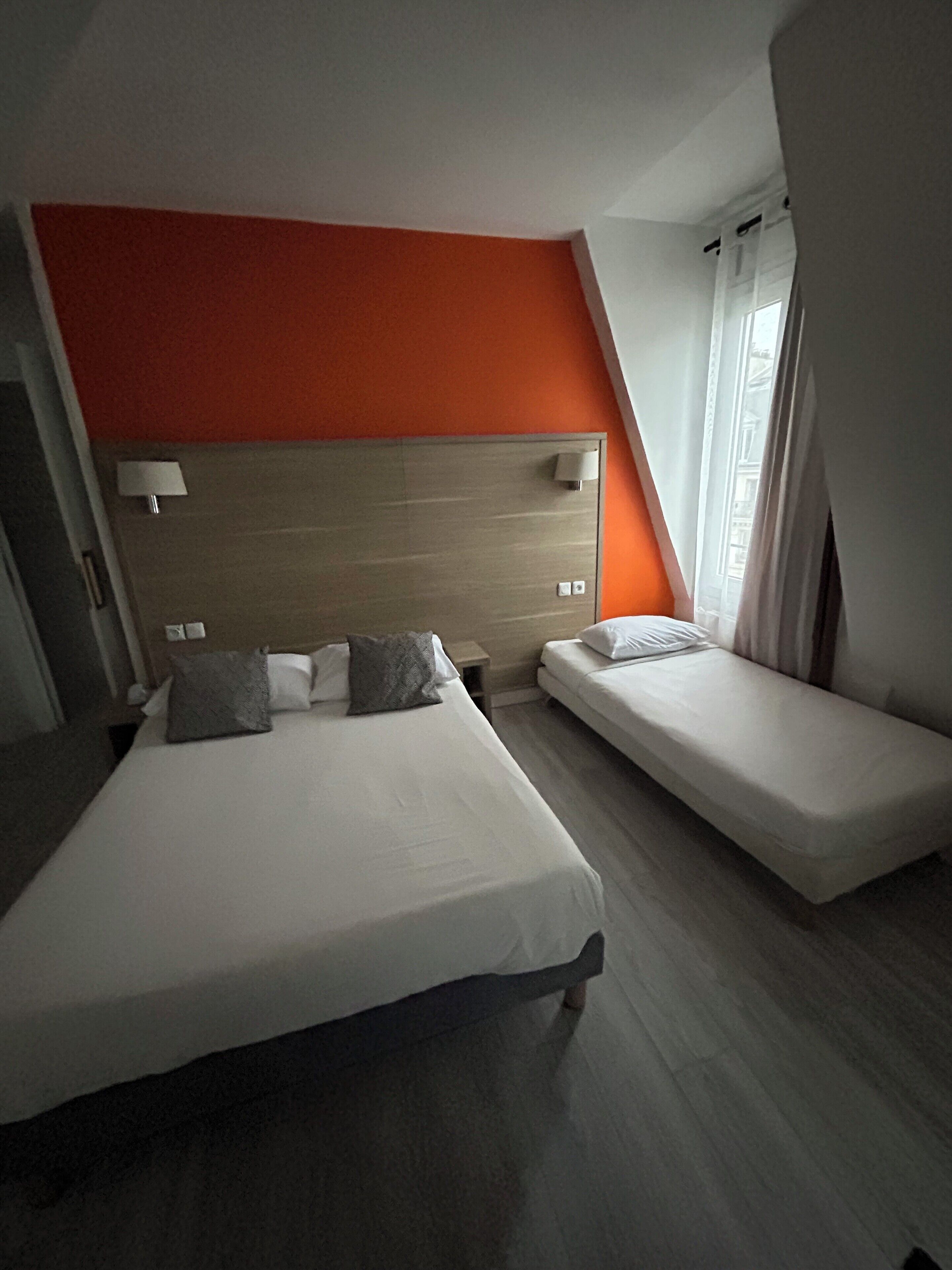 خزنة داخل الغرفة ومكتب وتجهيزات عازلة للصوت وواي فاي مجانًا