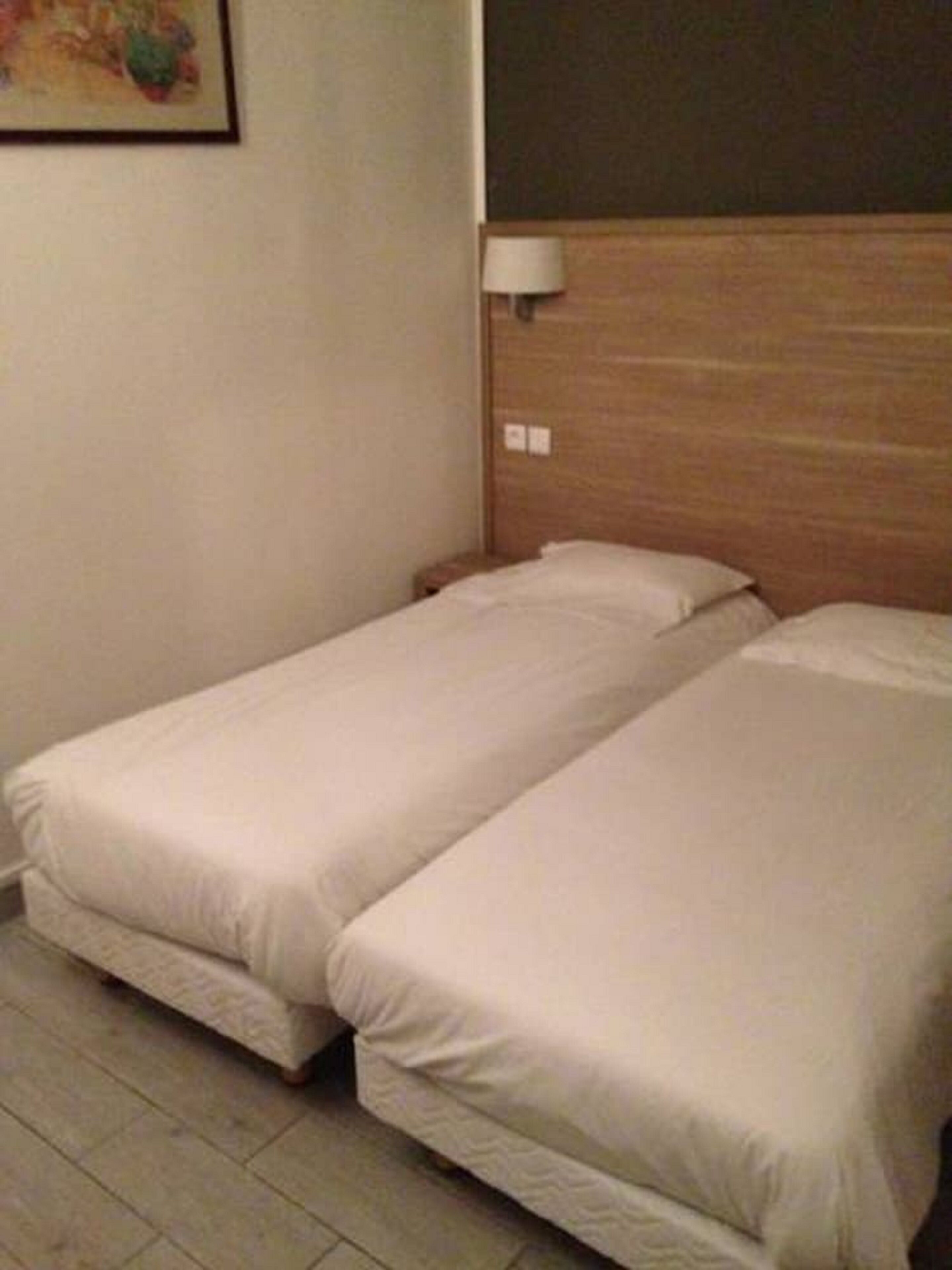 خزنة داخل الغرفة ومكتب وتجهيزات عازلة للصوت وواي فاي مجانًا