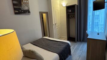 Quarto casal clássico | Cofres nos quartos, escrivaninha, quartos à prova de som