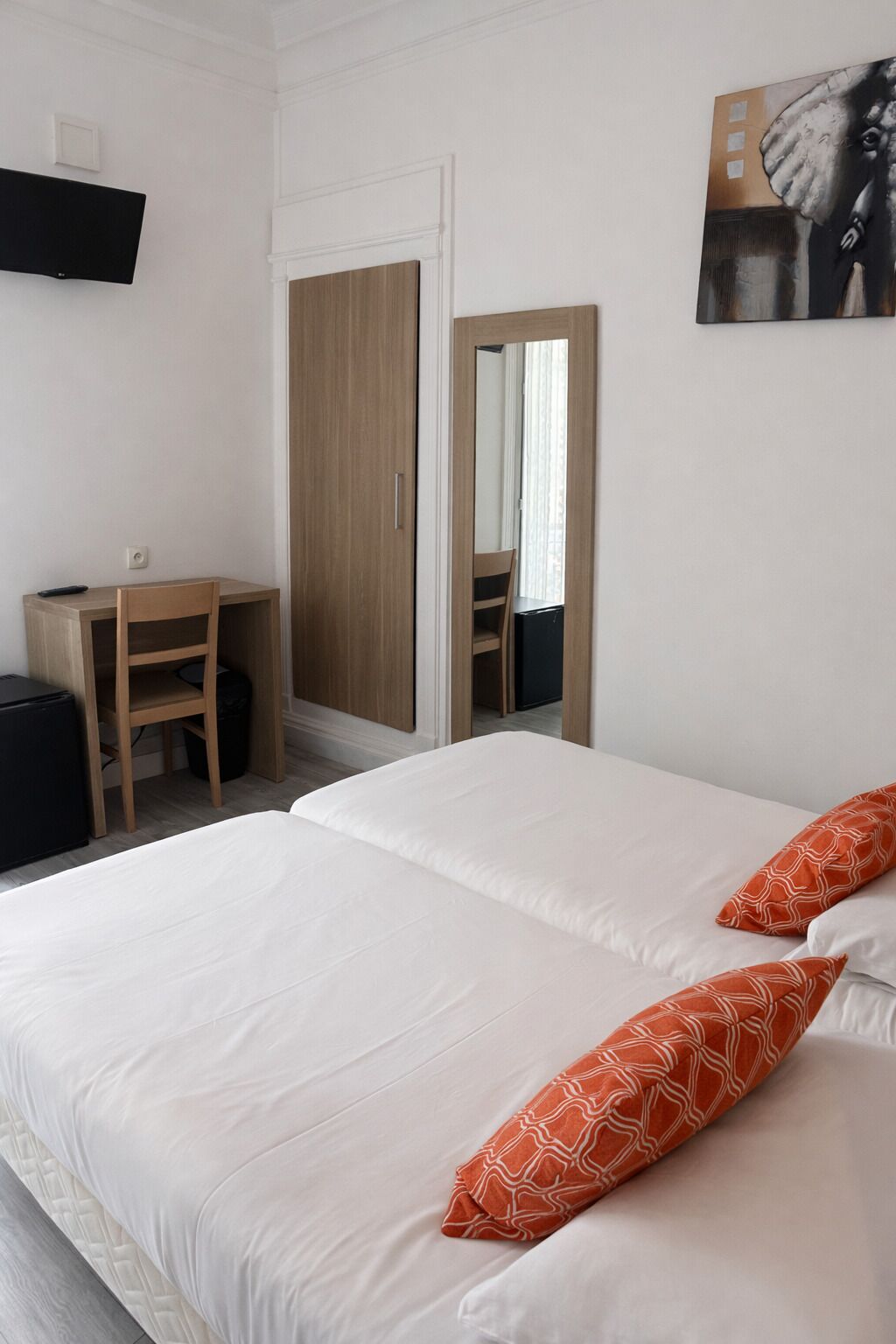 Caja de seguridad en la habitación y escritorio 