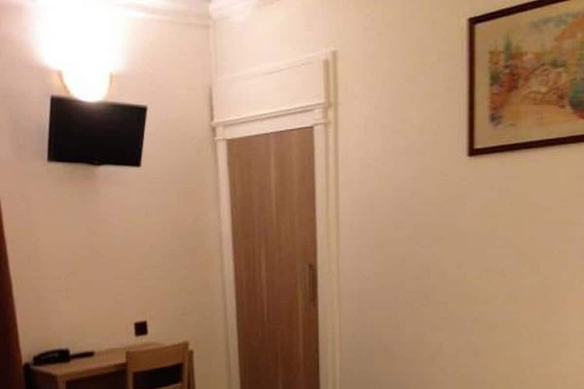 Een kluis op de kamer, een bureau, geluiddichte muren, gratis wifi