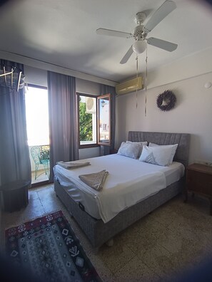 Habitación doble Confort, balcón | Camas con pillow-top, decoración personalizada y muebles diferentes