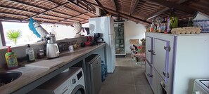 Refrigerador em uma área comum