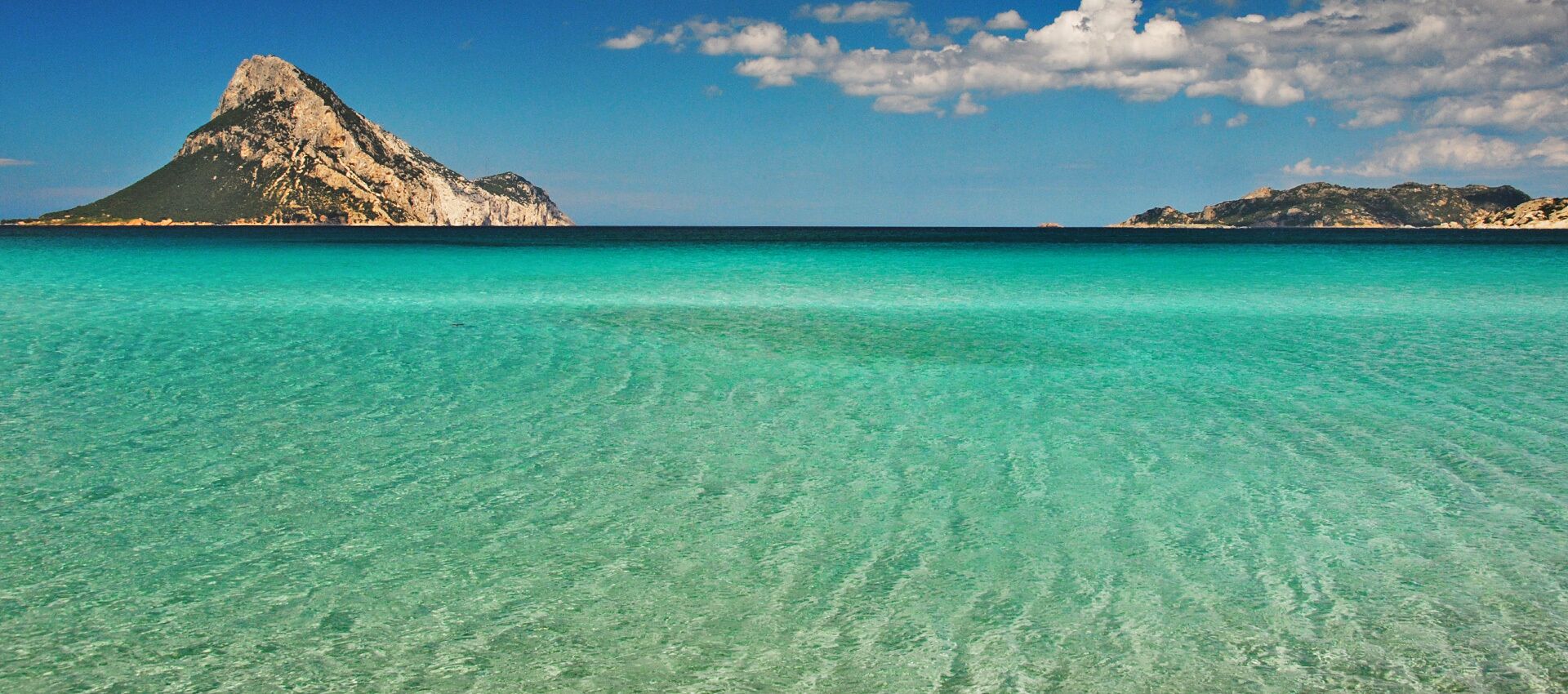 Beach nearby, white sand, sun loungers, beach umbrellas