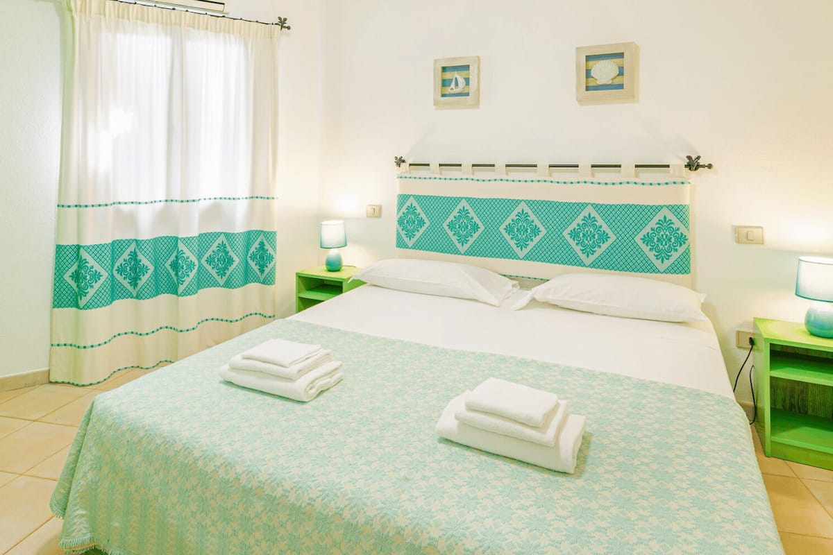 Tallelokero huoneessa, pimennysverhot, äänieristys, silitysrauta/-lauta