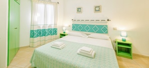 Tallelokero huoneessa, pimennysverhot, äänieristys, silitysrauta/-lauta