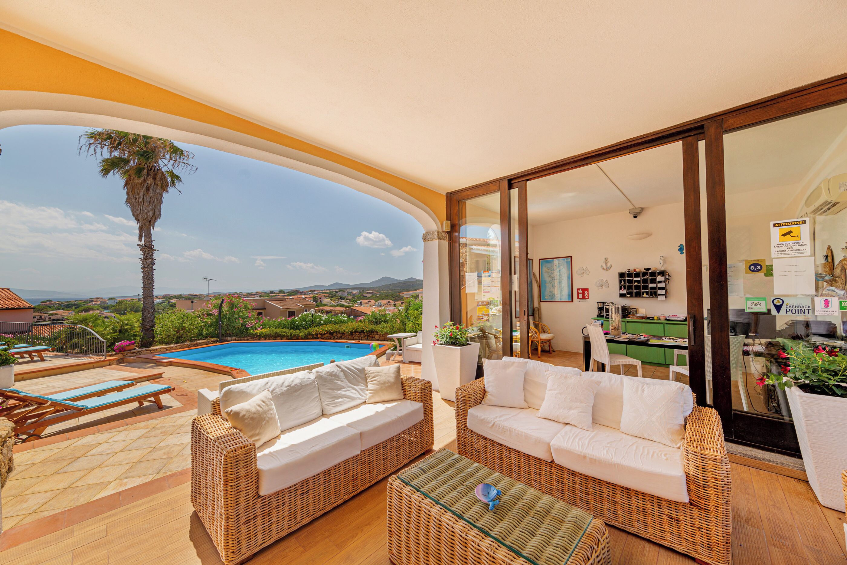 Ein Balkon mit Pool, Korbmöbeln und Blick auf die Landschaft.
