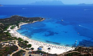 Beach nearby, white sand, sun loungers, beach umbrellas - Sardinia Blu Residence (Golfo Aranci)