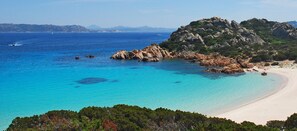 Beach nearby, white sand, sun loungers, beach umbrellas - Sardinia Blu Residence (Golfo Aranci)
