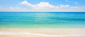 Beach nearby, white sand, sun loungers, beach umbrellas - Sardinia Blu Residence (Golfo Aranci)