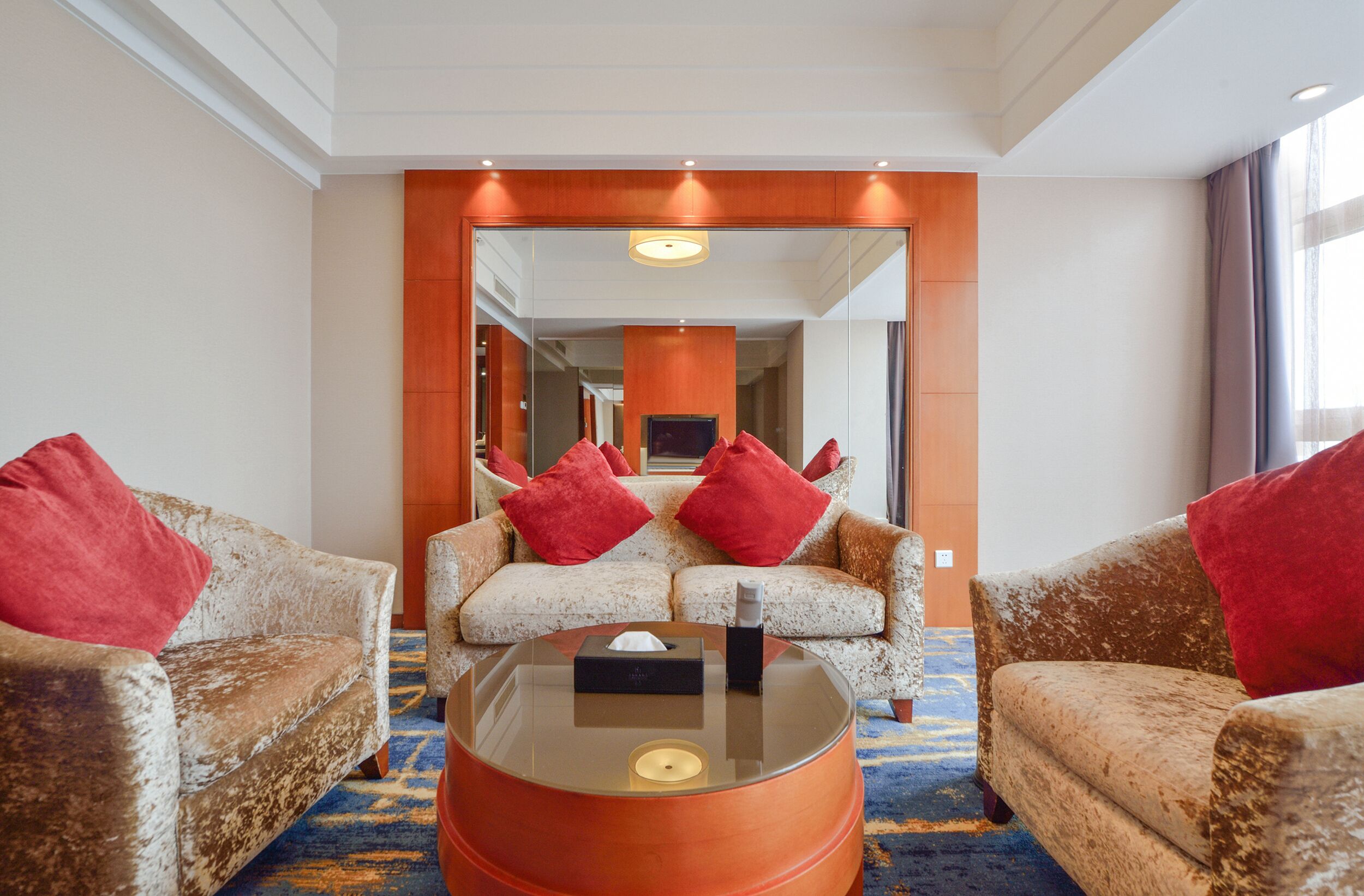 海景小套房 | 起居区 | 32-英寸液晶电视（配备数码频道）、电视、电脑