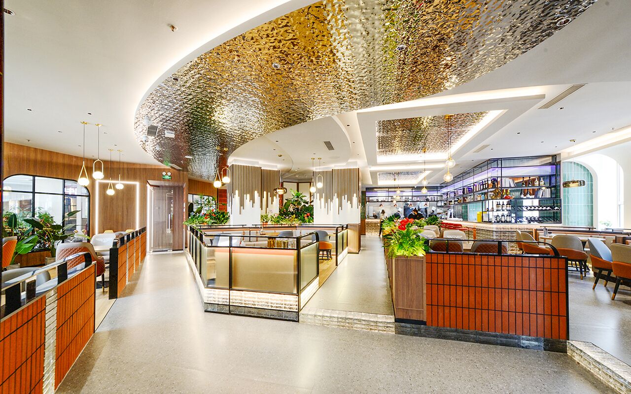 3 restaurants; breakfast, lunch, and dinner served