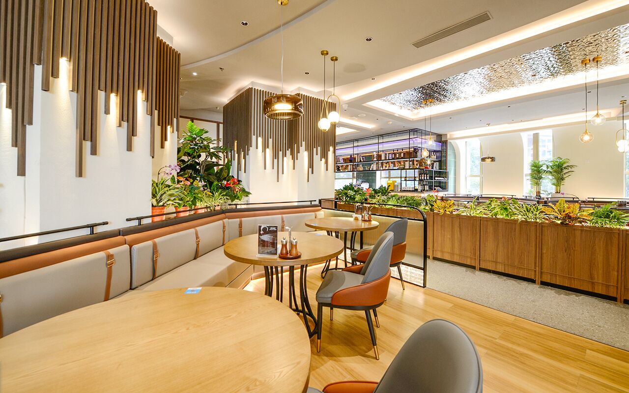 3 restaurants, breakfast, lunch, dinner served; local cuisine