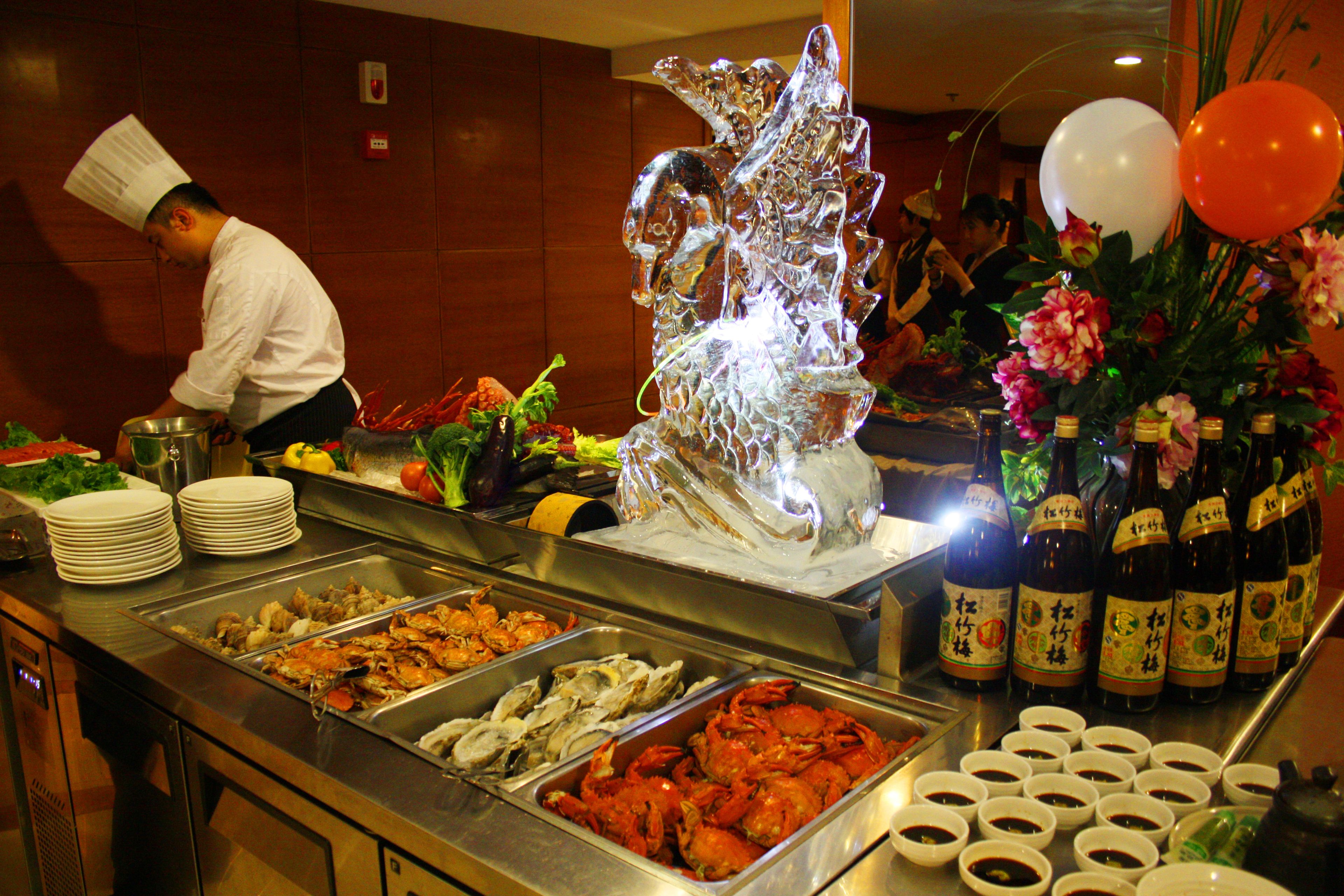 Een buffet met diverse gerechten en toevoegingen.