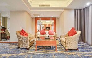 Suite, ved strandkanten | Oppholdsområde | En 32-tommers LCD-TV med digitale kanaler samt TV og PC