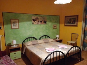 Quarto casal ou duplo | Escrivaninha, ferros/tábuas de passar roupa, berços grátis