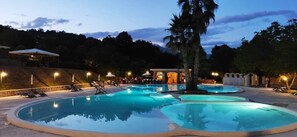 Alberca al aire libre, acceso de 10:00 a 19:00, y camastros