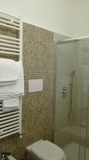 Habitación doble | Baño | Secadora de cabello, bidet, toallas