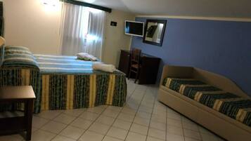 Triple Room | Minibar, in-room safe, desk, free WiFi