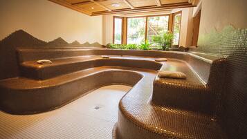 Een sauna, een stoombad, een Turks bad/hammam, lichaamsbehandelingen