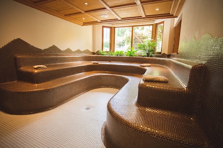 Sauna, steam room, Turkish bath, body treatments, Thai massages. Hotel Donnerhof