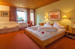 Sengetøy av topp kvalitet, senger med overmadrass og safe på rommet