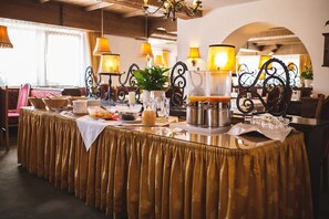 Petit déjeuner (10 EUR par personne)