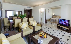 Minibar, caja de seguridad en la habitación, wifi gratis y ropa de cama 