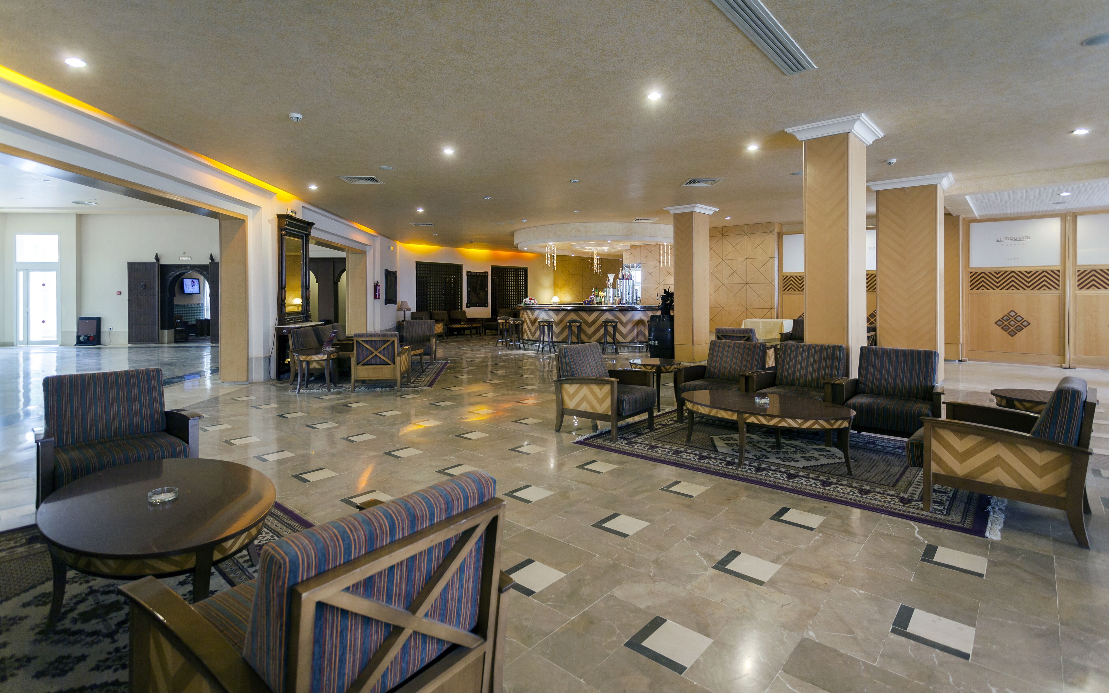 2 bars, bar en bord de piscine