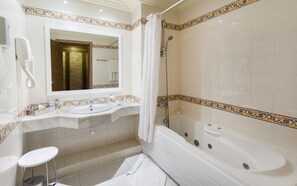 Tina con regadera, amenidades de baño gratuitas, secadora de cabello