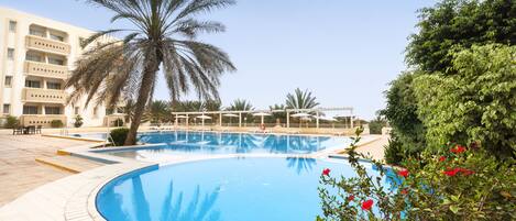 Una piscina techada, una piscina al aire libre