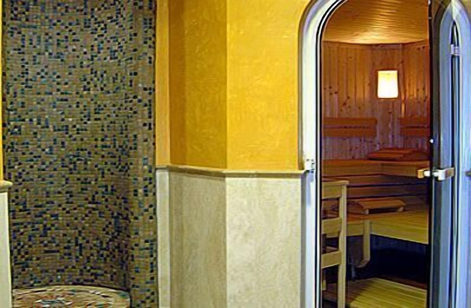 sauna, hot tub, turkish bath/hammam, body treatments, aromatherapy