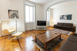 Deluxe Apartment | Living area | 55-inch Smart TV with digital channels, TV - Residence de la Gare (Milan)