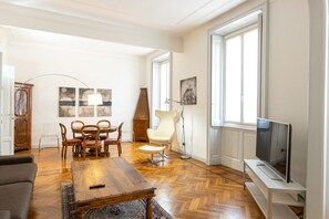 Deluxe Apartment | Living area | 55-inch Smart TV with digital channels, TV - Residence de la Gare (Milan)