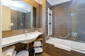 Combined shower/tub, free toiletries, hair dryer, bidet - Residence de la Gare (Milan)
