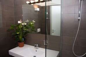 Apartamento superior | Banheiro | Chuveiro/banheira combinados, produtos de toalete grátis