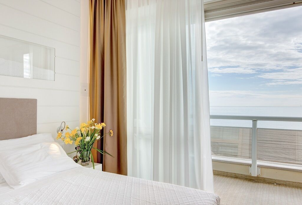 deluxe double room | minibar, in-room safe, desk, free wifi