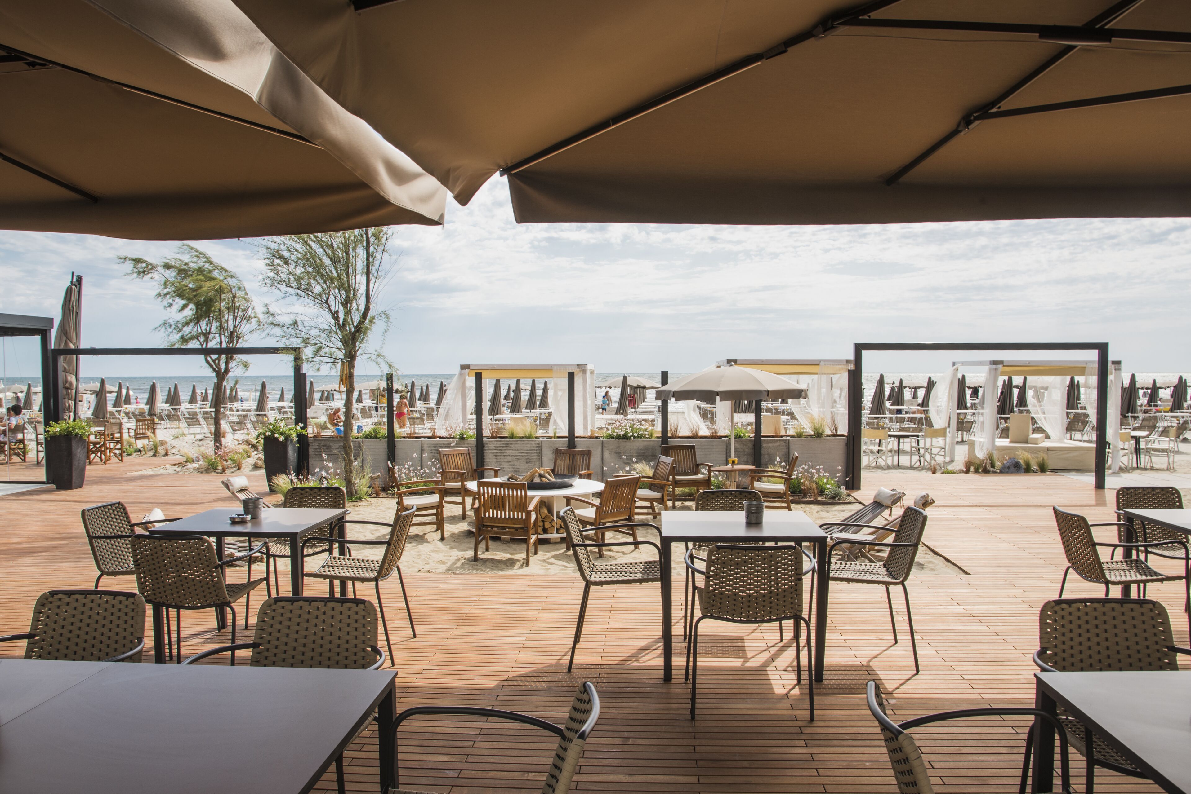 Privatstrand, schwarzer Sandstrand, Cabañas (gegen Gebühr), Wasserski