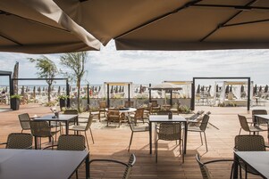 私家海滩、黑沙、小屋（收费）、滑水