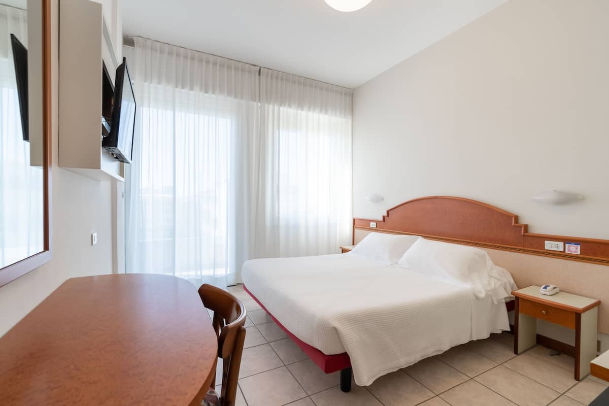 Classic Double Room | Minibar, in-room safe, desk, free WiFi