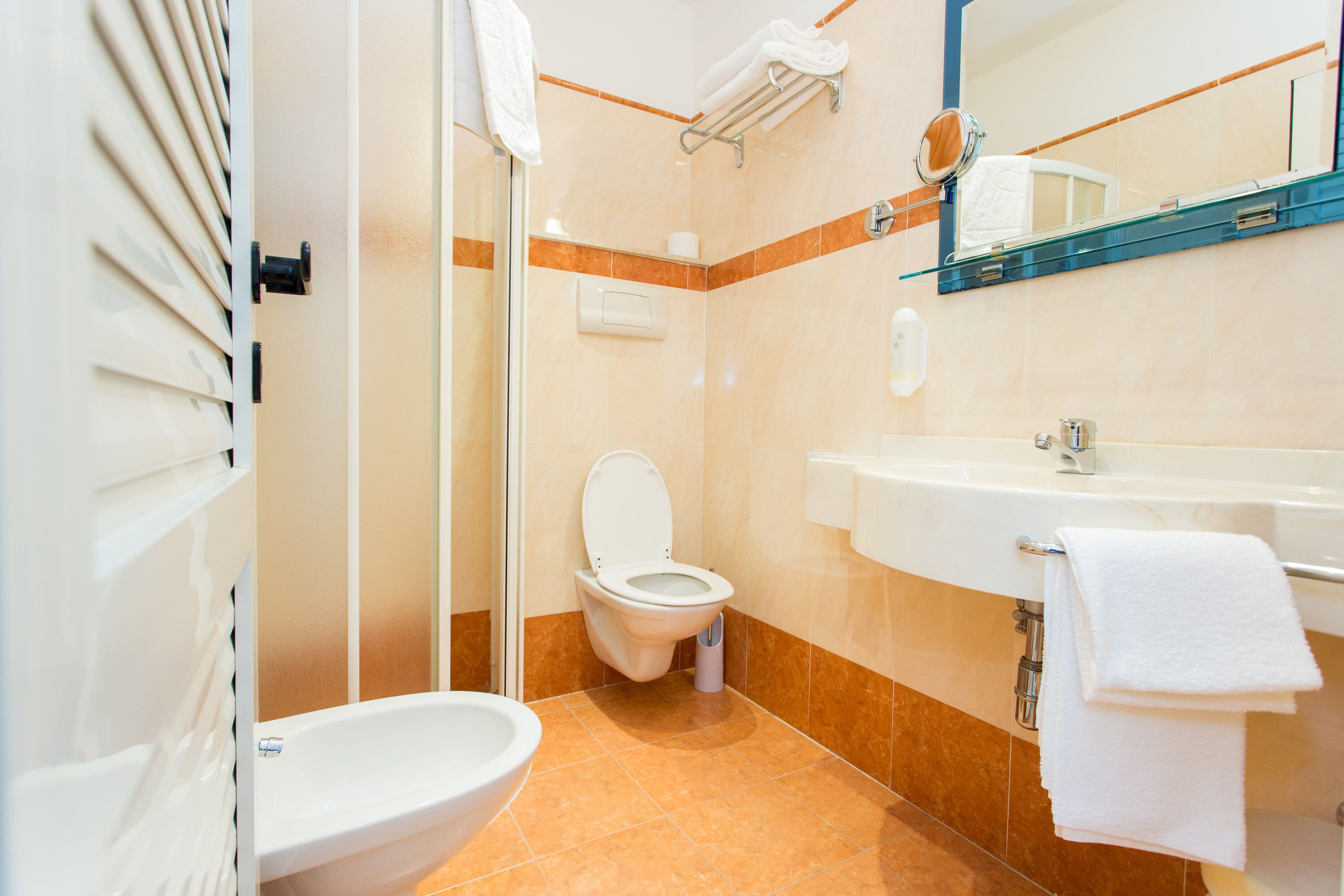 classic double room | bathroom | shower, free toiletries, hair dryer, bidet