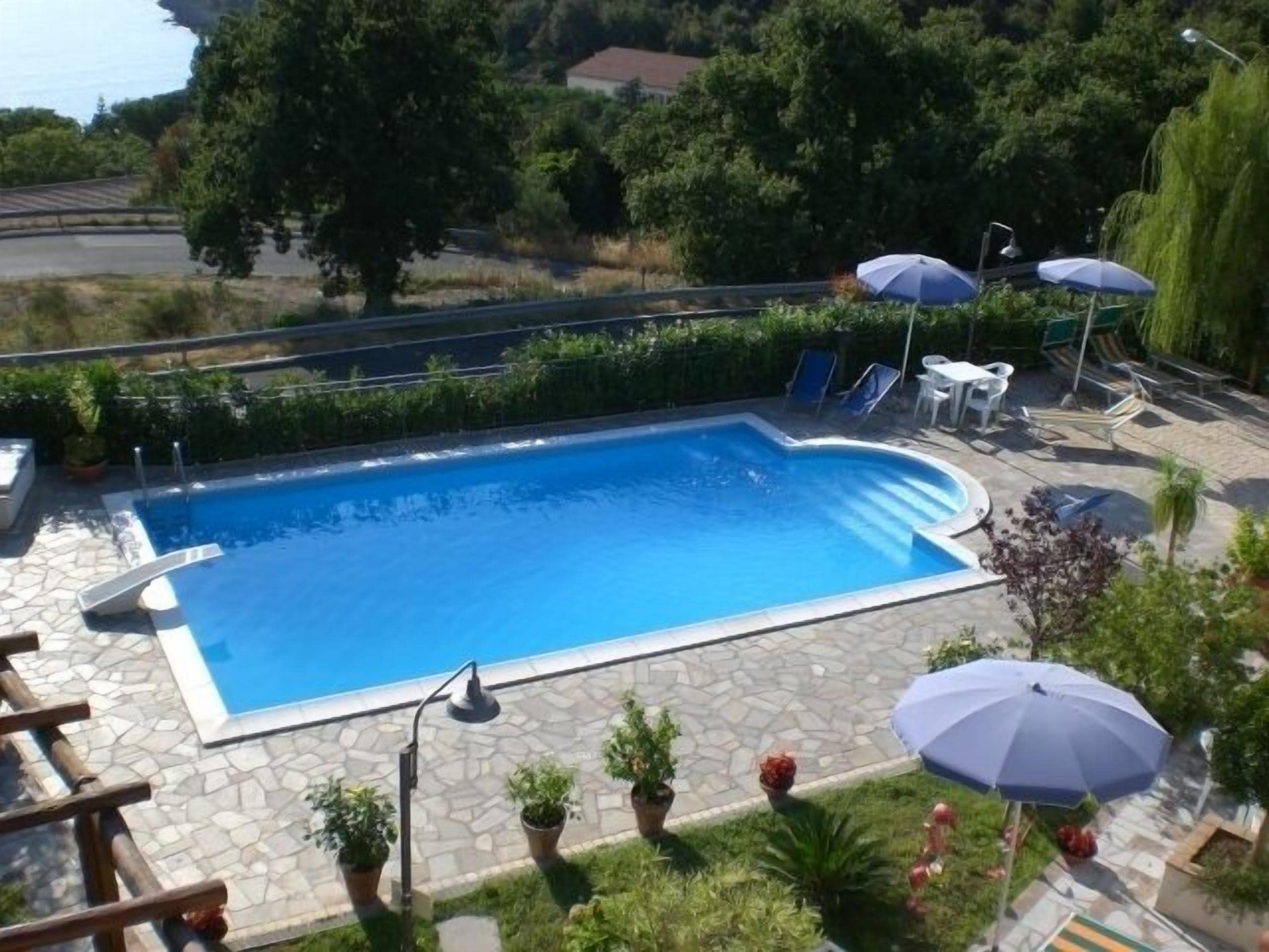 Een buitenzwembad, gratis zwembadcabana's en parasols bij het zwembad