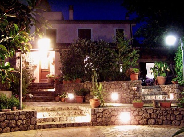 Fassade der Unterkunft – Abend/Nacht