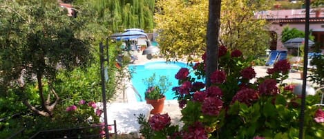 Piscina externa, barracas de cortesia, guarda-sóis