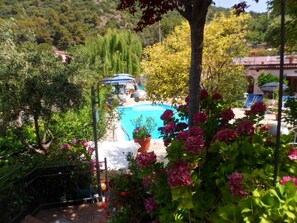 Außenpool, Cabañas (kostenlos), Sonnenschirme