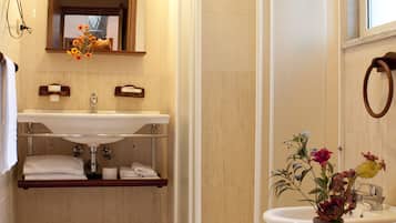 Doppelzimmer | Badezimmer | Duschwanne, umweltfreundliche Kosmetikartikel, Haartrockner, Bidet