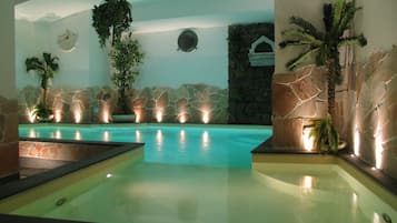 Indendørs pool, udendørs pool, parasoller, liggestole